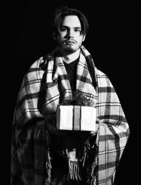 Siyah stüdyo geçmişinde ekose sakallı yakışıklı bir adam.