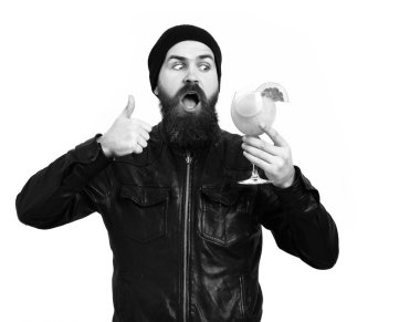 Kafkasyalı vahşi hippi elinde alkollü içecek ya da taze kokteyl tutuyor.