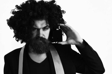 Takım elbiseli beyaz tenli hippi ve parfüm tutan siyah kıvırcık peruk