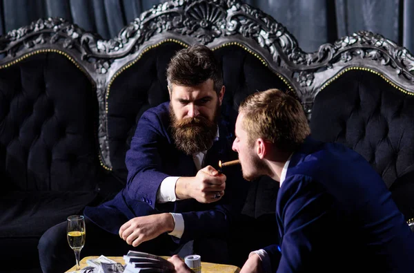 Bir adam elinde puro tutuyor ve arkadaşıyla içiyor.. — Stok fotoğraf