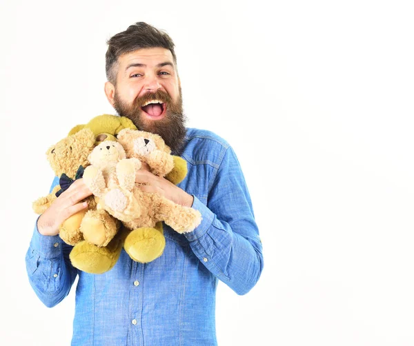 Freundlichkeit, Fürsorge und Zärtlichkeit Konzept. Kerl mit Bart umarmt Spielzeug — Stockfoto