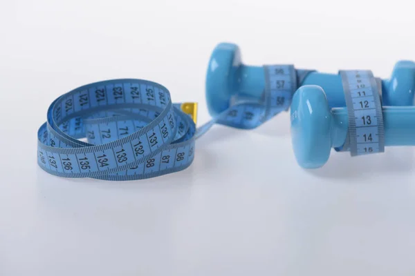 Колокольчики из голубого пластика, обвязанные рулеткой — стоковое фото