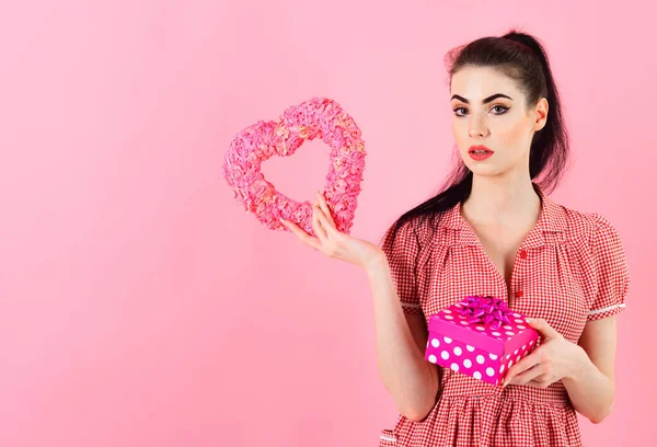 Mujer linda con caja de regalo. , Día Mundial de la Mujer o Día de San Valentín, 8 de marzo . — Foto de Stock