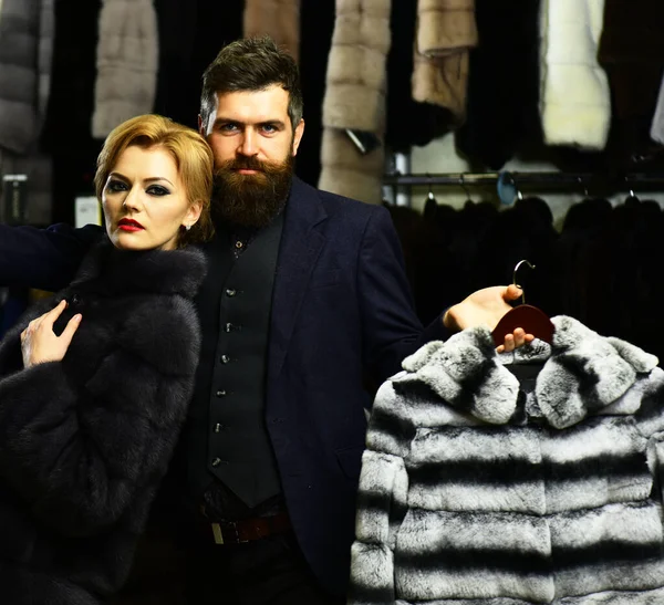 Pareja enamorada. Moda y compras. Pareja en el amor intenta abrigos grises caros Foto de stock 198372466 stetsik