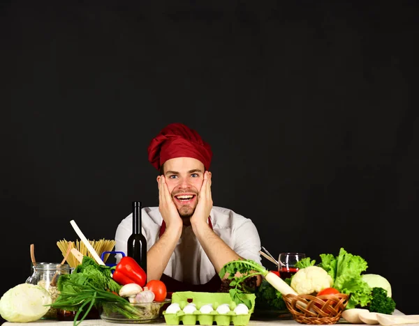 Concepto de comida vegetariana. Hombre con sombrero y delantal color burdeos —  Fotos de Stock