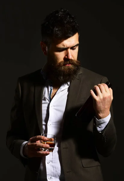 Sommelier met baard proeverij alcohol. Zakenman met zelfverzekerd gezicht — Stockfoto