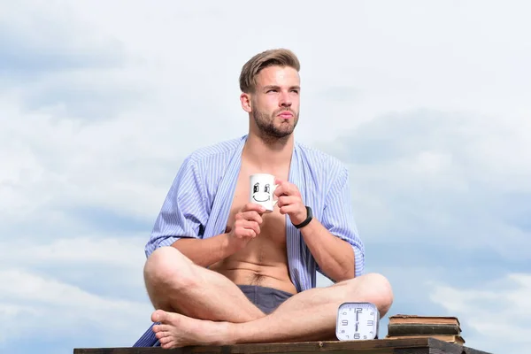 Hombre guapo adulto con camisa de moda. Sexy sonriente joven macho sosteniendo taza de té . — Foto de Stock