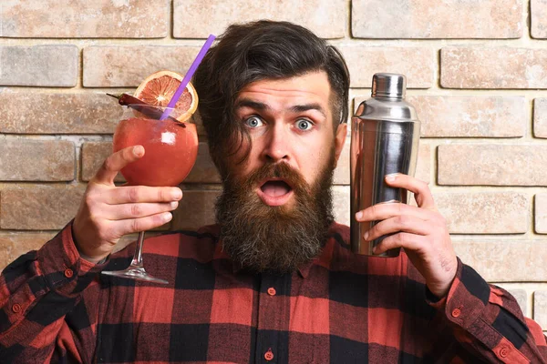 Barman z brodą, stylowe włosy i zszokowana twarz — Zdjęcie stockowe
