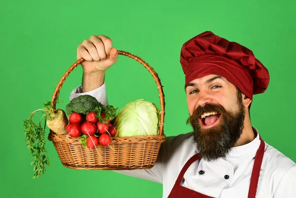 Mann mit Bart auf grünem Hintergrund. Koch mit fröhlichem Gesicht — Stockfoto