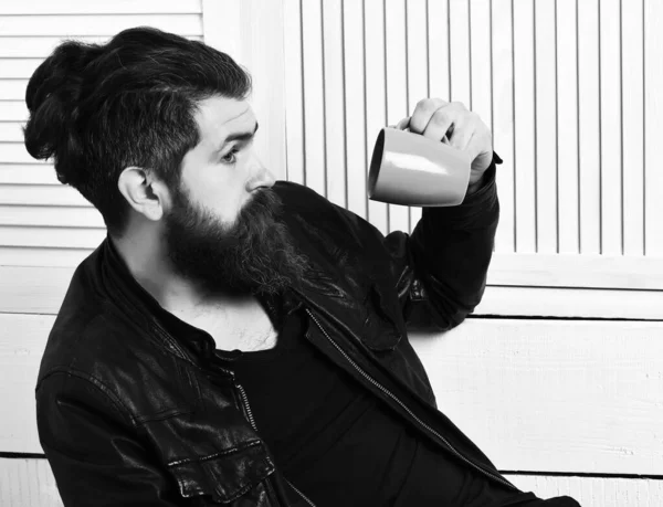 Brutal caucasien hipster tenant tasse ou tasse — Photo