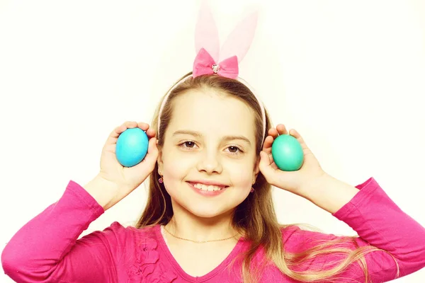 Pequena menina feliz com ovos de páscoa isolado no branco — Fotografia de Stock