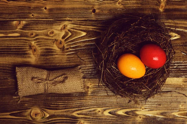 Kolorowe jajka w małym gnieździe. Szczęśliwej koncepcji Wielkanoc — Zdjęcie stockowe
