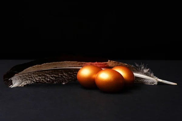 Huevos tradicionales pintados en color dorado con plumas — Foto de Stock