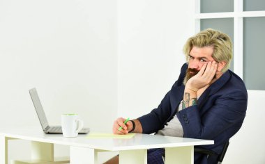 Merkez ofis. Yönetici müdürü çalışıyor. Evden Çalışmanın Zorlukları. İnternet işi. İnternet iletişimi. Normal hayat devam ediyormuş gibi davran. Hipster resmi ceket işi. Uzak konsept