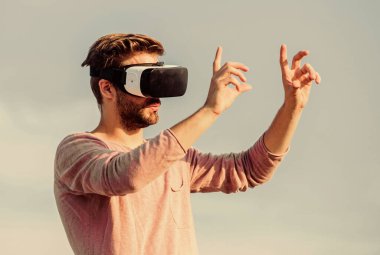 Tasarımcı ya da mühendis. 3D nesneler tasarlamak. Eğitici fütüristik program. Siber uzay. Sanal gerçeklik. Oyun online. Kablosuz sanal gerçeklik gözlüklü adam. Artırılmış gerçeklik. Sanal gerçeklik gözlükleri