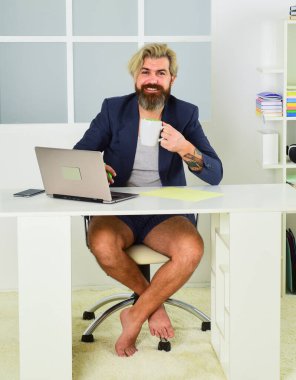 Modern dizüstü bilgisayardaki patron yalınayak. İnternette iş sohbeti. CEO, bilgisayar aygıtı kullan. İnternetten ödeme için defteri olan bir adam. Kara Cuma çevrimiçi alışveriş. Samimi bir yalnızlık. İş adamı. Koronavirüs salgını