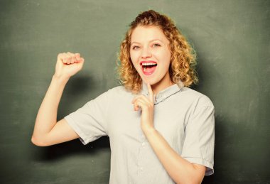 Başarılı mezuniyeti kutluyoruz. Bilgi günü. boş tahta bilgisi. Okula dönüyorum. Kadınlar çalışmayı sever. Tahtada mutlu öğrenci. Eğitim. Öğrenci hayatı. Bayan öğretmen okulda.