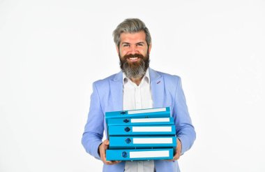 Evrak işleri. Yeniden sayım ve mali kontrol. Fazla mesai. Proje müdürü. Proje yöneticisi. Proje belgeleri. Teslim tarihi konsepti. Adam dosya taşıyor. Belgelerle çalış. Arşivleri ara