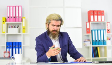 Saymaya başla. Başarılı kriz yöneticisi belgelerle notlar alıyor. İş adamı ofis klasörünü tutuyor. İş yönetimi profesyoneli. Baş bilgi subayı. Bilgi İşlem Müdürü veya CIO