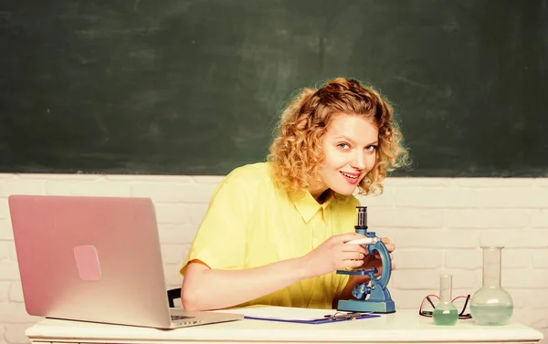 Wetenschappelijk onderzoek. Moleculaire biologie doctoraatsprojecten. Wetenschapper microbiologie. Onderzoek microbiologie. Onderzoek moleculaire modificaties. Microbiologie concept. Student meisje met laptop en microscoop — Stockfoto