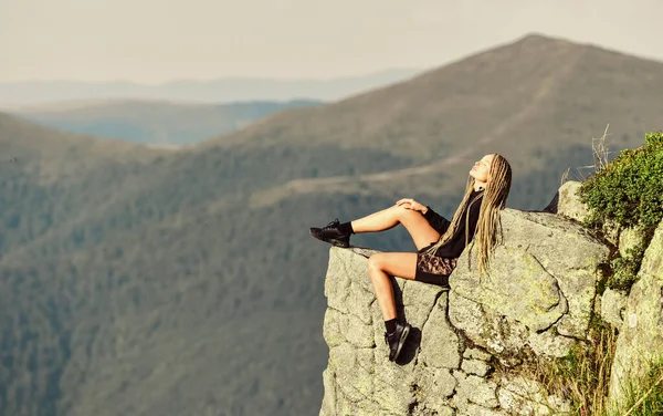 Führungskonzept. Klettern. Erreichen der Spitze. Frau entspannen auf Bergklippe. Freiheit fühlen. extrem frei. Alpinismus Lebensstil. Weg zum Erfolg. Bergwandern und Wandern. Anführer sein — Stockfoto