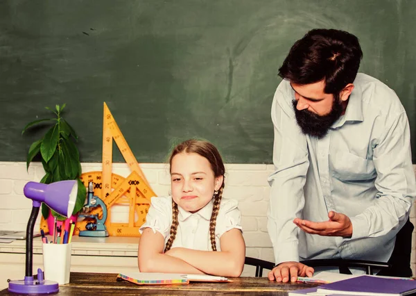 Strikte pedagoog. Ik doe het huiswerk. Moe kind ongemotiveerde studie leren. Privéles. Thuisonderwijs met vader. Pedagogische vaardigheden. Leraar en schoolmeisje. Pedagoog met baard — Stockfoto