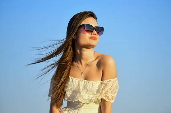 Encontre força interior. Menina em óculos de sol espaço de cópia. Liberdade. Arranja tempo para ti. Harmonia e equilíbrio. Psicologia feminina. Mulher bonita no céu azul dia ensolarado. Poder feminino. Moda de verão — Fotografia de Stock