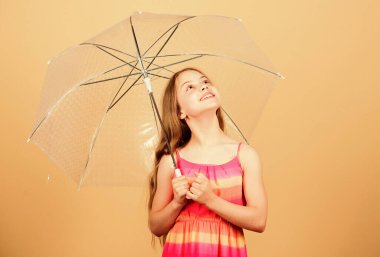 Mevsimsel değişiklikler. Sonbahar sezonu. Yağmur konseptinin tadını çıkar Su geçirmez aksesuar. Yağmurlu günler yaklaşıyor. Yağmurlu günleri severim. Çocuk mutlu bir şekilde şeffaf şemsiye tutuyor. Yağmurlu havanın tadını çıkar. Görünmez koruma