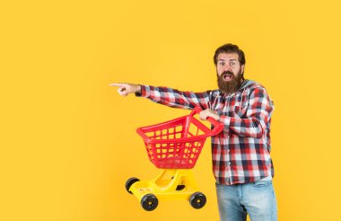 Gerçek alışverişkolik. Süpermarkette alıcı. Boş oyuncak vagonu. Çok meşgul bir temizlikçi. Mükemmel koca. Alışveriş listesi lazım. Sakallı adam oyuncak alışveriş arabasıyla alışverişe gider. Müşteri itme arabası