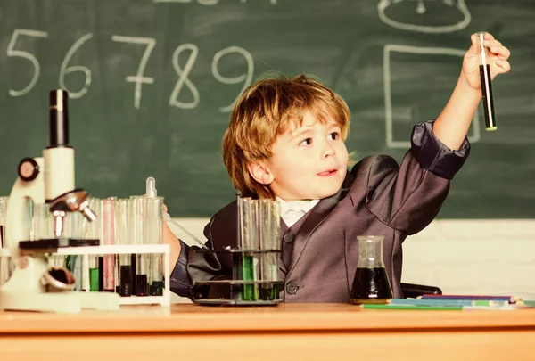 O miúdo estuda química biológica. Escola de microscópio e tubos de ensaio. Conhecimento básico ensino primário. Experiência educacional. Conceito de conhecimento. Dia do conhecimento. Inspiração para investigações — Fotografia de Stock