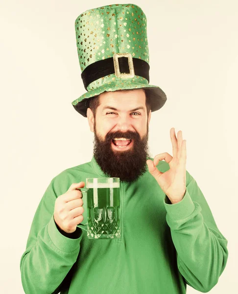 Ирландский паб. Зеленая пивная кружка. Пить пиво часть празднования. Бар сезонное праздничное меню. Алкоголь потребление неотъемлемой частью святого Патрика день. Ирландская традиция Человек жестокий бородатый хипстер пьет пинтовое пиво — стоковое фото