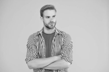 Yüz şeklin için saç kesimi. Şık saçlı, yakışıklı bir adam. Kuaför salonu. Sıradan bir modelde manken. Berber dükkanı. Berber dükkanı. Erkek bakım alışkanlığı. Saç bakımı rutini. Saç bakımı. Saç tasarımı eğilimleri