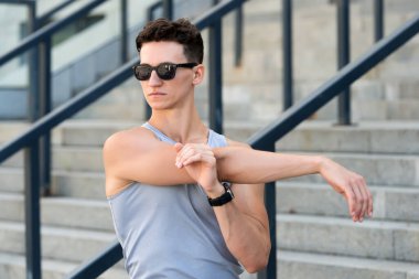 İyi esneme hareketleri. Adam esniyor. Harika bir ısınma. Kaslarını hazırlıyor. Formda ve sağlıklı kalmak. Egzersiz için ısınıyorum. Esneklik. Sınırlarınızı zorlayın. Yoga enerji verir.