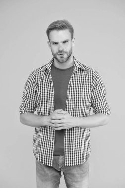 Bekar bir adam. Bekar sarı arka plan. Bekar adamın moda görünüşü. Sıradan tarzda yakışıklı bir bekar. Erkek stili ve moda. Bekarlığa veda günü. 11 Kasım. Bekarlar Günü