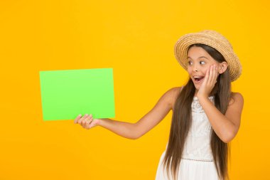 Çocuk gezgin. Turizmi destekliyorum. Etkili reklam. Parlak bir reklam. Katıl. Yaz satışları. Küçük mutlu kız poster fotokopi alanını tutuyor. Tatil zamanı. Kız hasır şapka. Reklam kavramı