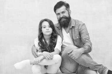 Babasına bak, kızını al. Birlikte daha iyi. Babalar Günü 'nü kutlayan mutlu aile. Tatilleri kutlayan kız ve baba. Tatil kutlaması. Mutlu kutlamalar. Kutlamaya devam. Hipster Ailesi