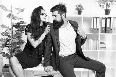 Aşk ilham verir. Seksi kadın kucaklayan iş adamı. İş yerinde aşk ilişkisi. Birbirine aşık bir çift. Romantik ilişkide patron ve sekreter. Flört ve romantizm. Flört etmek ve alay etmek. Yaptığın işi sev.