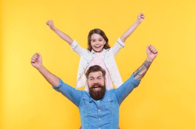 Baba ve mutlu küçük kız gerçek mutluluk kavramını yaşıyor.