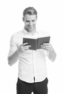 İyi bir kitap oku. Mutlu adam beyaz üzerine izole kitap okuyor. Yakışıklı adam hevesle okuyor. Dil ve edebiyat öğrencisi. Kütüphane ve bibliyotheca. Okul ve eğitim. Okumam gerek.