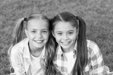 Güzellik neşe veren her şeydir. Küçük kızların güzel görünüşü. Uzun kuyruklu mutlu çocuklar. Güzellik salonu. Kuaför salonu. Moda ve güzellik. Saç bakım ve cilt bakım ürünleri. Güzel ol, kendin ol.