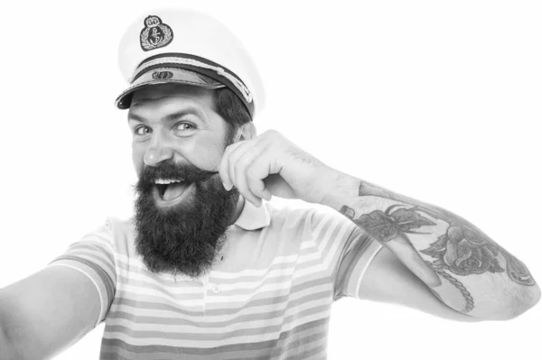 Αστείος ναύτης με καπέλο και πουκάμισο. Μέρα ναυτικού. τουρίστας στις καλοκαιρινές διακοπές. Ο γενειοφόρος με το καπέλο έχει μουστάκι. βάναυσος άντρας με ναυτικό καπέλο. καλοκαιρινή αντρική μόδα. έννοια του τουρισμού — Φωτογραφία Αρχείου