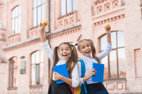 Diákok lányok osztálytársak hátizsák, amelynek iskolai ebéd, gyermekgondozás koncepció — Stock Fotó