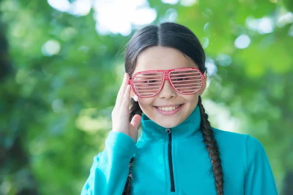 Mädchen tragen Fleece-Pullover für aktive Freizeit Natur Hintergrund, Spaß-Konzept — Stockfoto