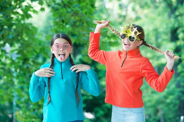 Veselé děti baví při turistice lesní přírody pozadí, legrační tváře koncept — Stock fotografie