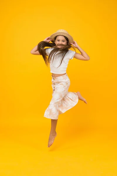 Alegre niña pequeña traje de verano saltando, apresúrate concepto —  Fotos de Stock