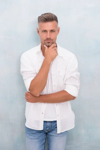 Bello uomo maturo indossare camicia bianca neve, sofisticato concetto di aspetto — Foto Stock
