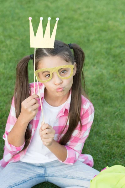 Verspielte Prinzessin Mädchen Party Stand Requisiten, posiert für Foto-Konzept — Stockfoto
