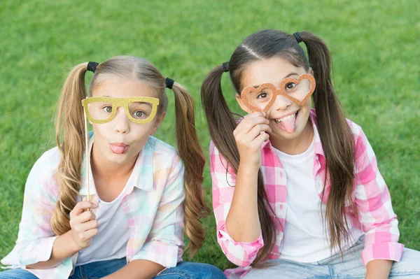 Carefree bambini foto stand puntelli divertenti occhiali all'aperto, concetto vacanze estive — Foto Stock