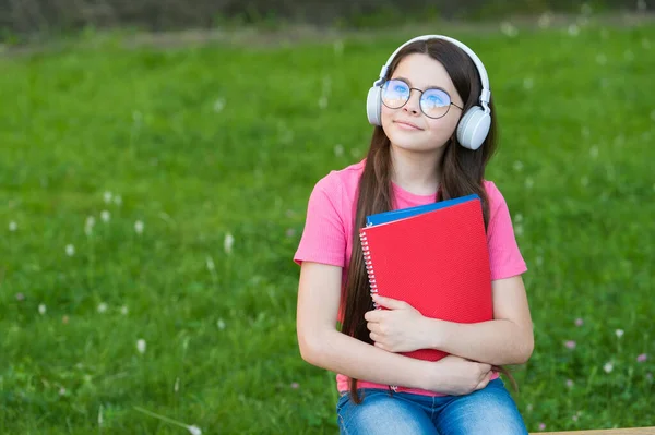 Dziewczyna słuchanie lato melodia bezprzewodowe słuchawki natura tło, hobby i rekreacji pojęcie — Zdjęcie stockowe
