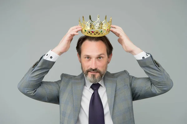Galardonado hombre guapo actor artista científico con corona, rey en concepto de negocio — Foto de Stock